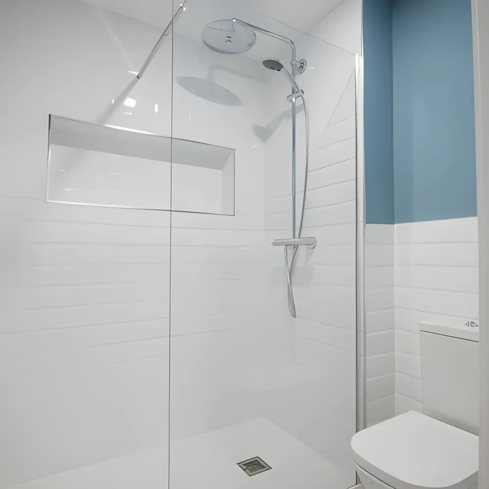 Alicatado de azulejos en un baño de Murcia