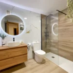 Baño reformado en Murcia con mampara y grifería nueva