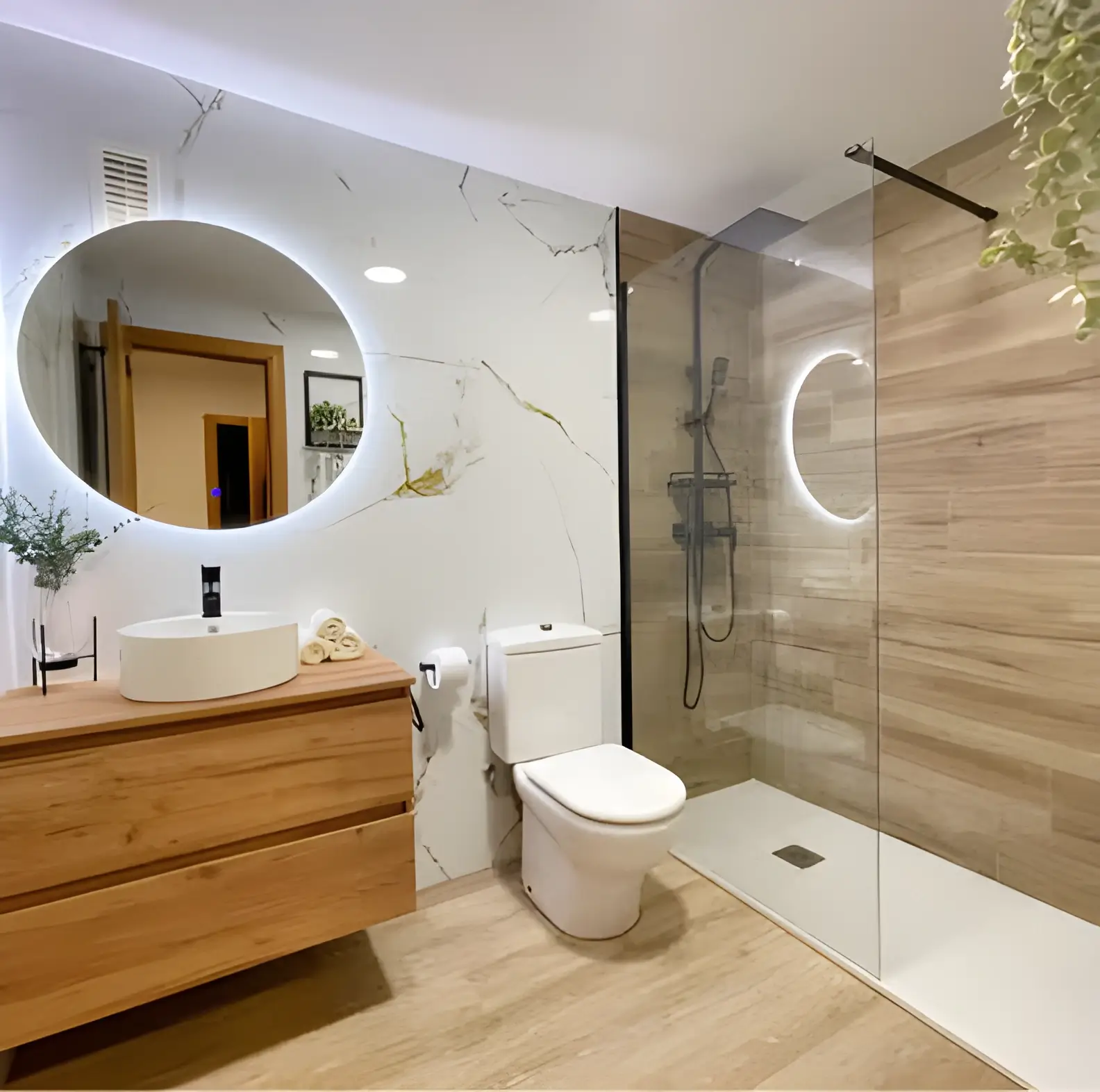 Baño reformado en Murcia con mampara y grifería nueva